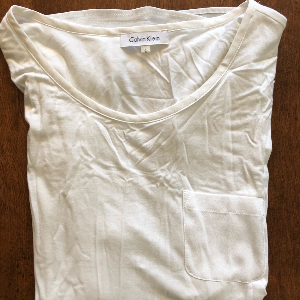 White scoop neck with cap sleeve and hi/low hem
